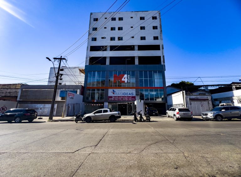 En venta salón comercial + cochera + deposito