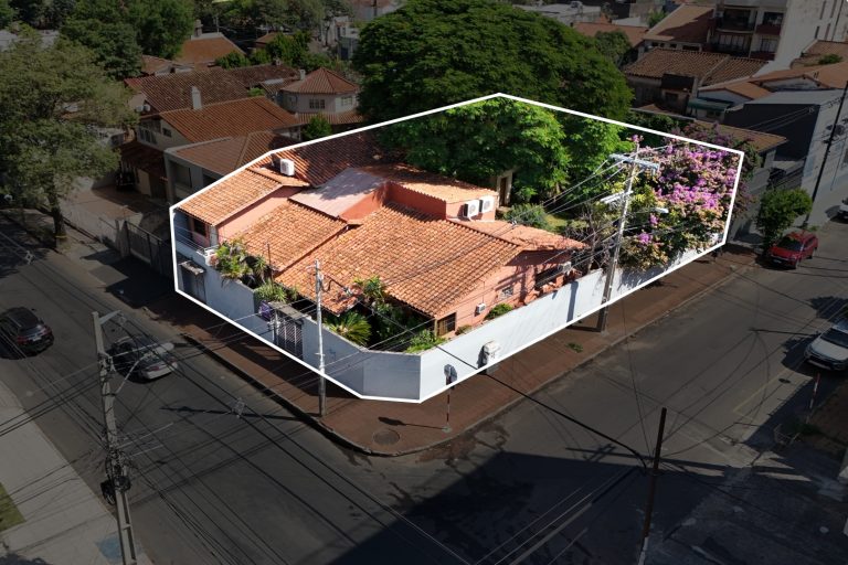En venta Propiedad en Esquina con Amplio Terreno en Azara – 595 m²