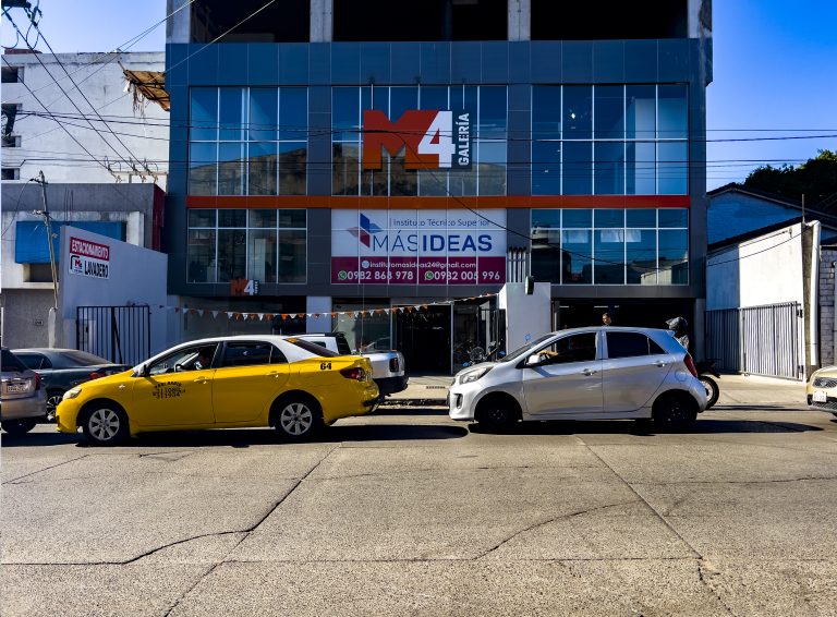 En venta salón comercial + cochera + deposito