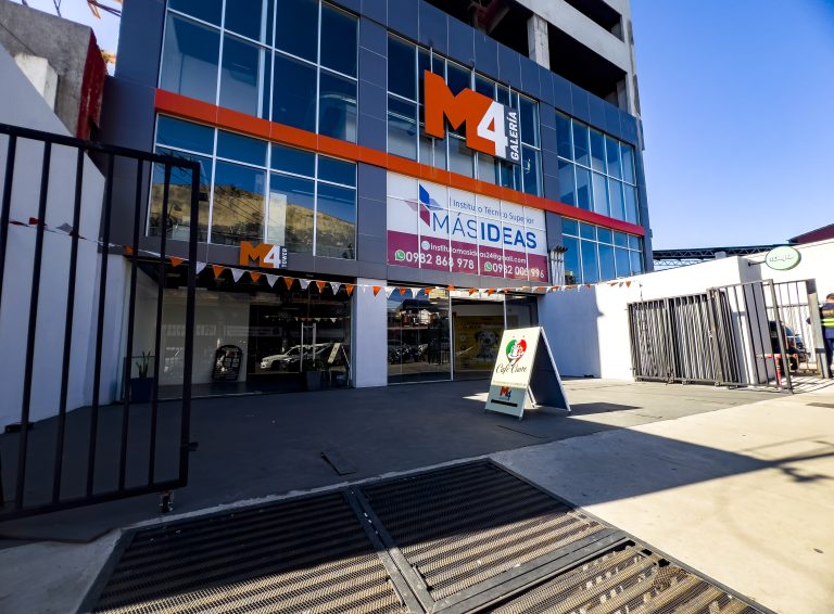 En venta salón comercial + cochera + deposito