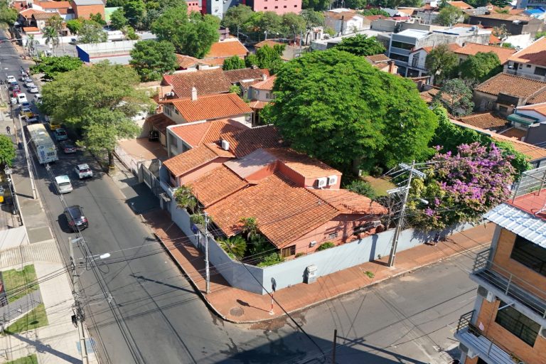 En venta Propiedad en Esquina con Amplio Terreno en Azara – 595 m²