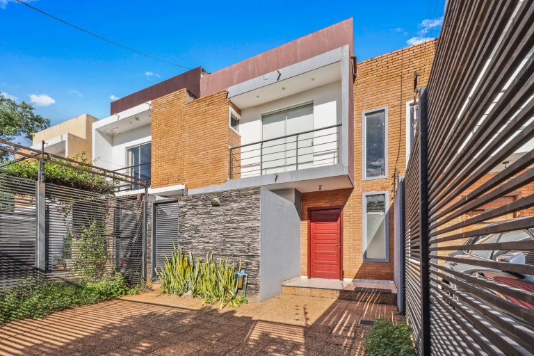 Duplex con piscina en Jardín de Oro – Luque
