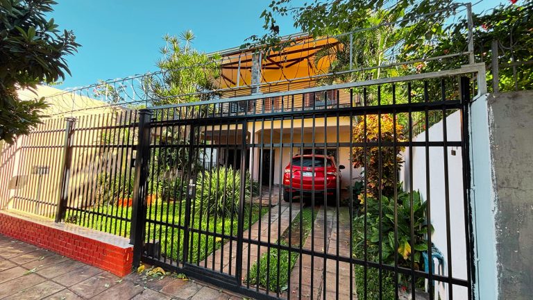 En Venta Amplia Residencia Familiar con Gran Patio y Quincho en Villa Elisa