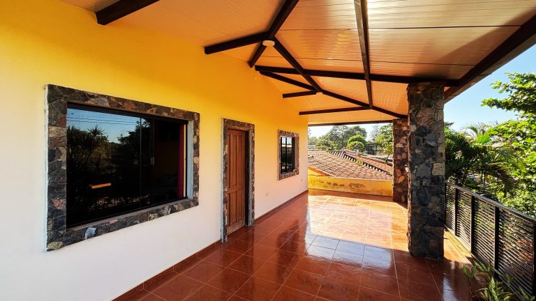 En Venta Amplia Residencia Familiar con Gran Patio y Quincho en Villa Elisa