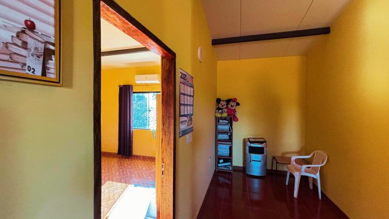 En Venta Amplia Residencia Familiar con Gran Patio y Quincho en Villa Elisa