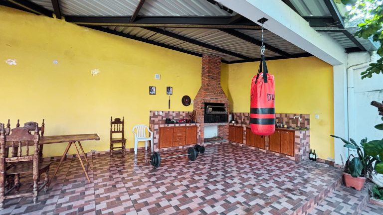 En Venta Amplia Residencia Familiar con Gran Patio y Quincho en Villa Elisa